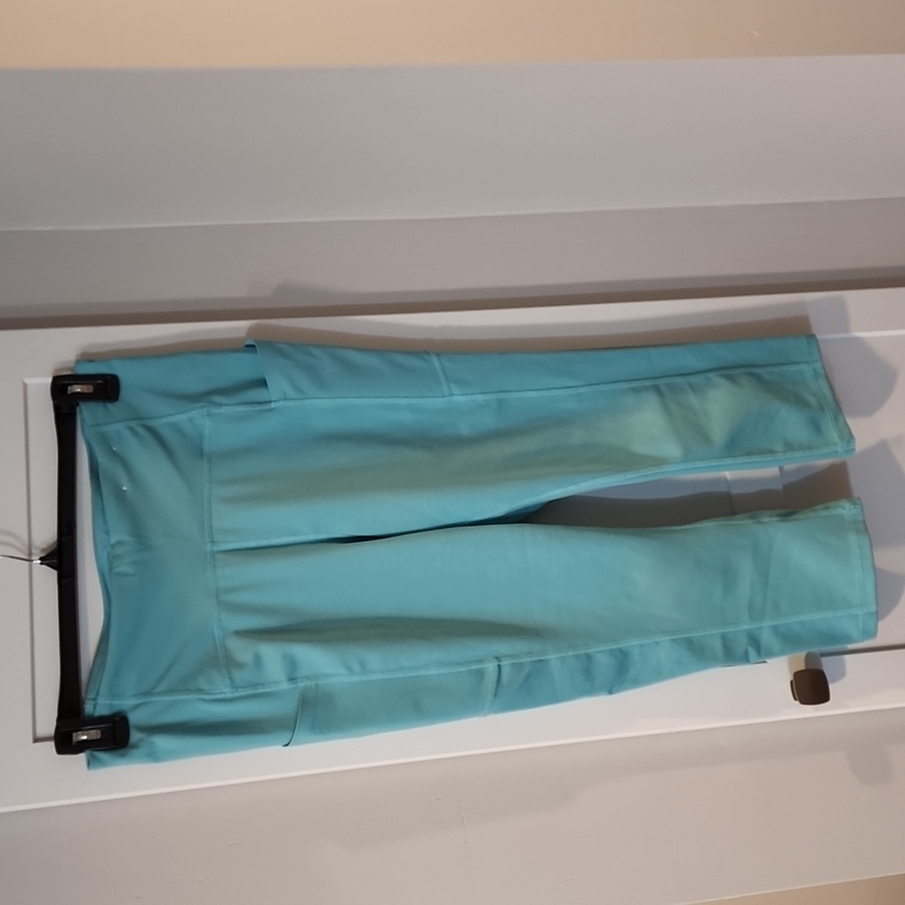 Xersion, Capri Leggings. Turquoise. L